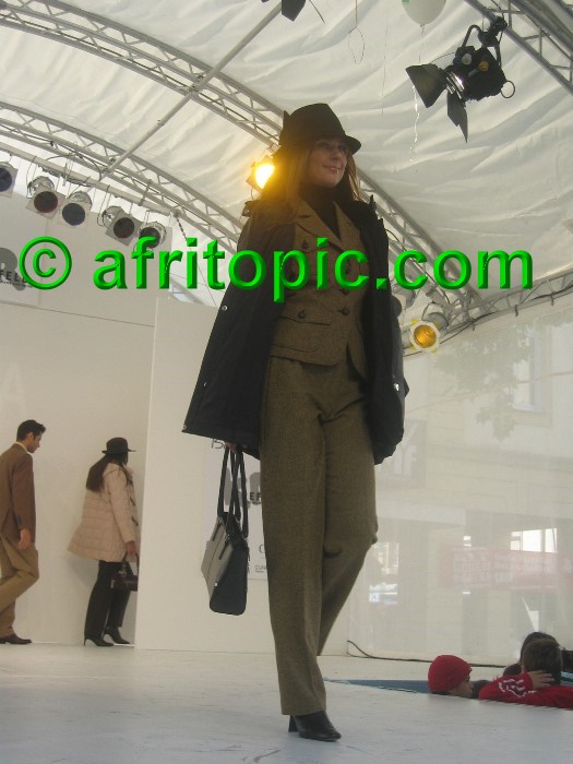 ../Images/Krefeld-Strssenmodenschau-2005 328.jpg